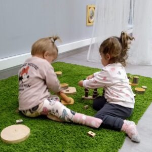 Adulto extra en juego libre