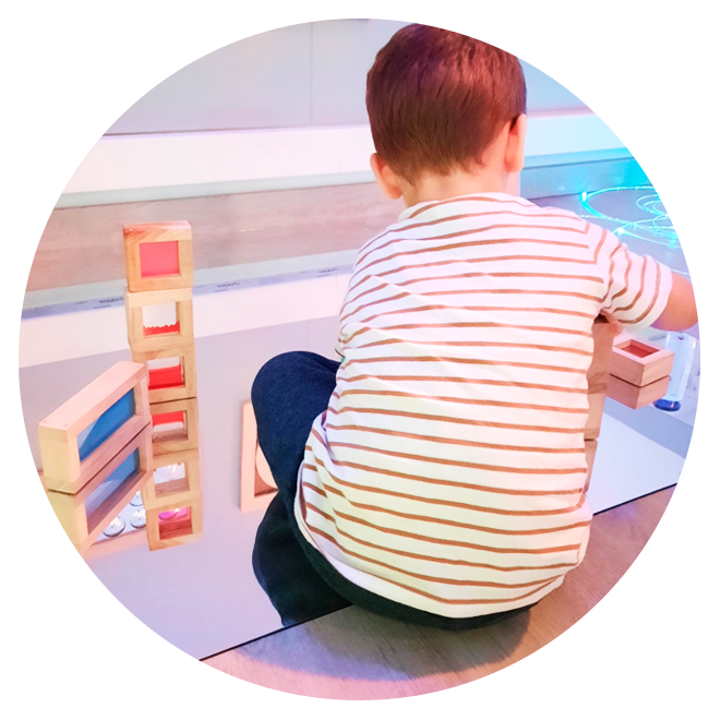 Niño jugando con bloques