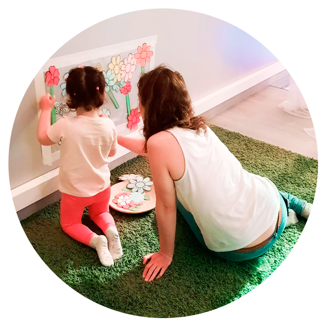 Niña y profesora jugando en pared